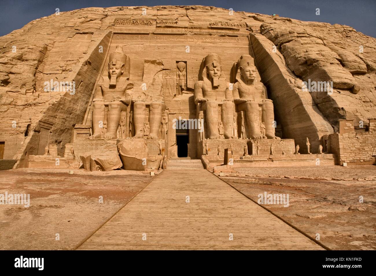 Riesige sitzende Skulptur, hohe Seite des Abu Simbel Tempel. Stockfoto