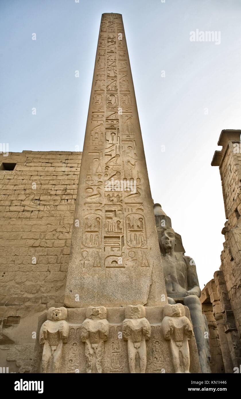 Basis für ein Obelisk mit pavianen und Hieroglyphen dekoriert, Neues Reich. Stockfoto