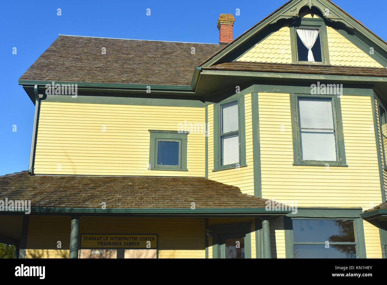 Tennant See Interpretive Centre und Duftgarten in Ferndale, Washington. Dieses alte gelbe Haus ist ein historisches Wahrzeichen. Stockfoto