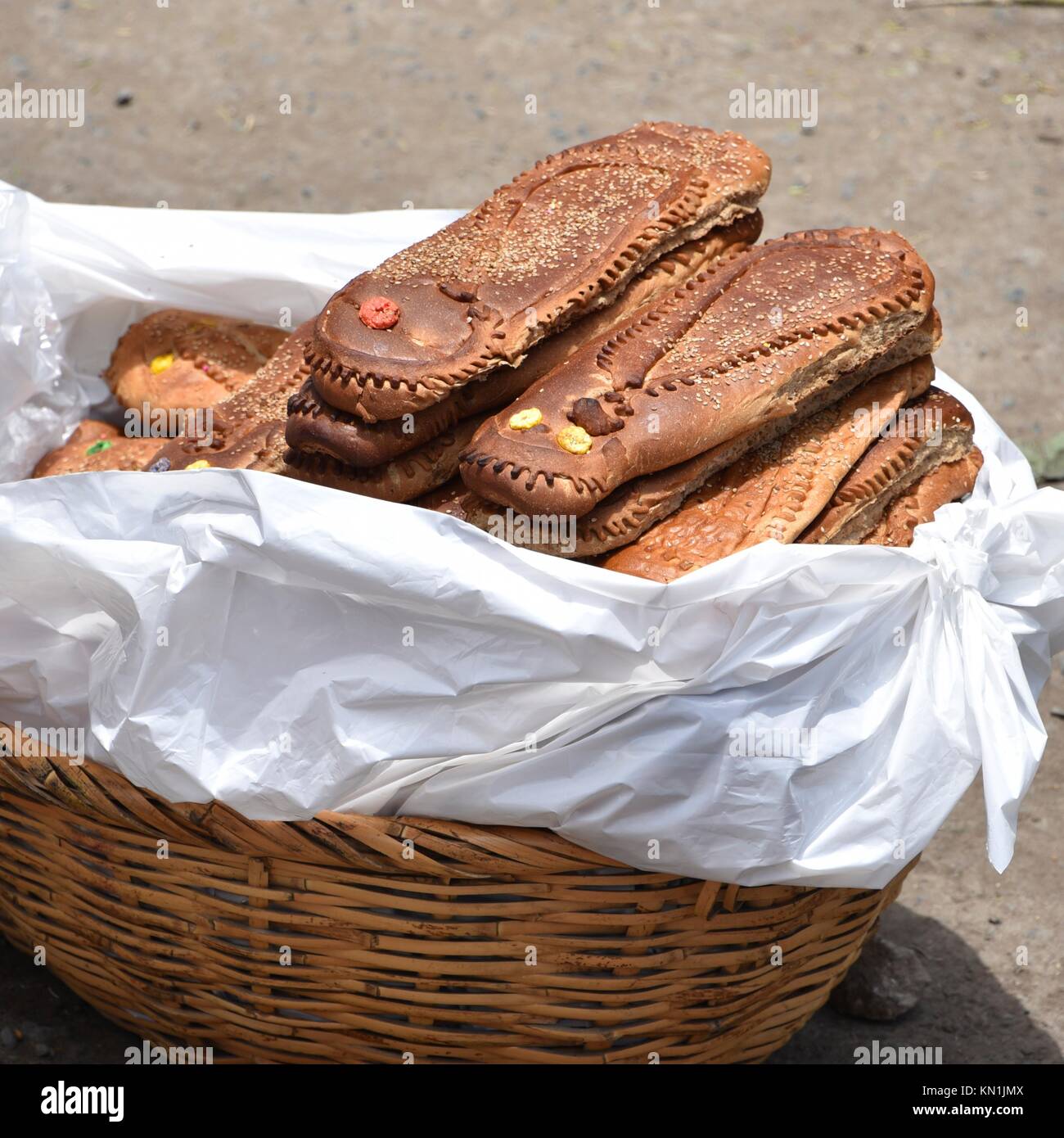 Lima, Peru - November 2., 2017: traditionellen Peruanischen Brot der Toten (Pan Wawita), die auf den Verkauf außerhalb der Parque del Unsere Niederlassung Friedhof am Tag der Stockfoto