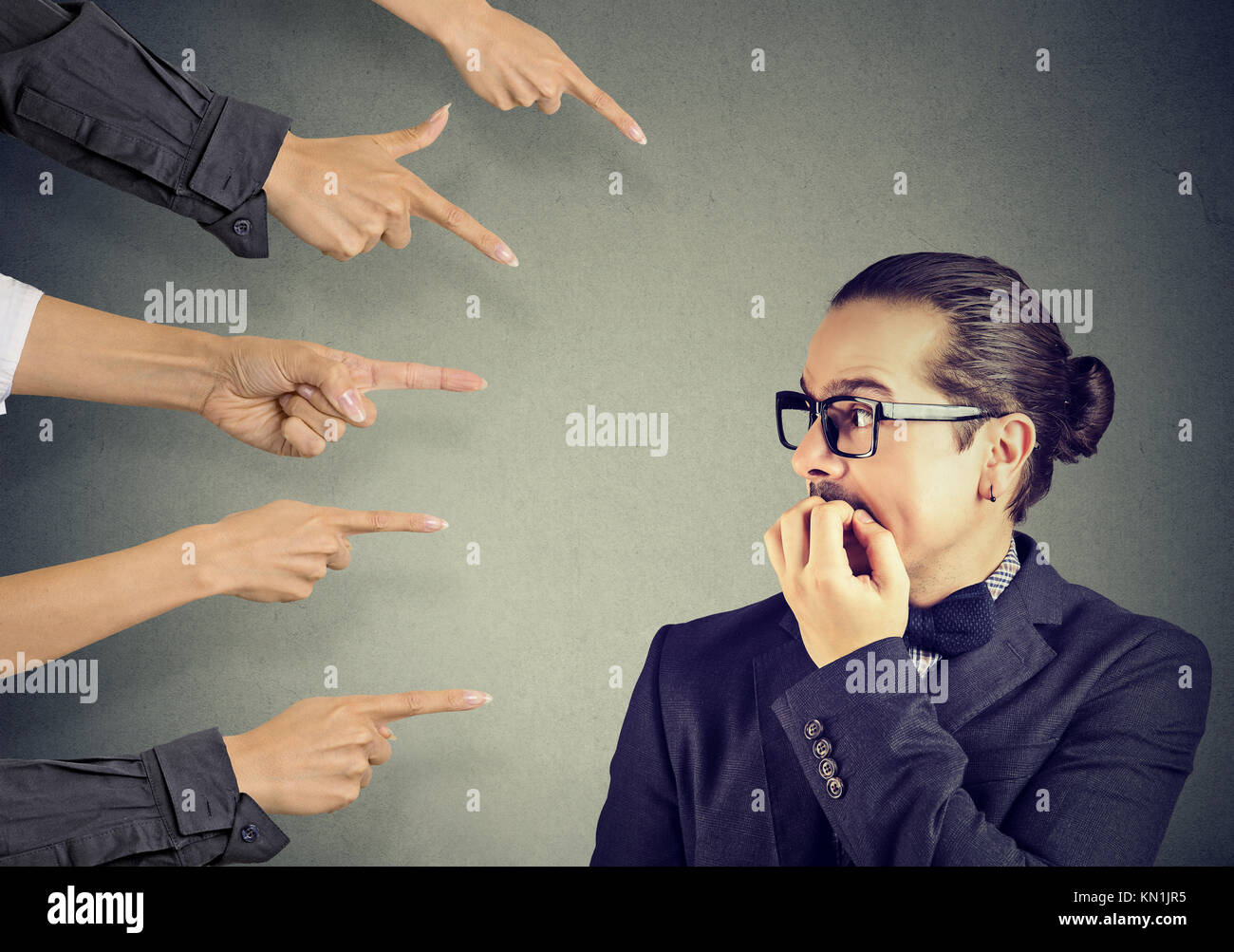 In dem Bestreben, den Menschen Angst vor, die von verschiedenen Personen gerichtet werden. Konzept der Vorwurf der Schuldigen Kerl. Negative Emotionen Gesichtsausdruck Gefühl Stockfoto