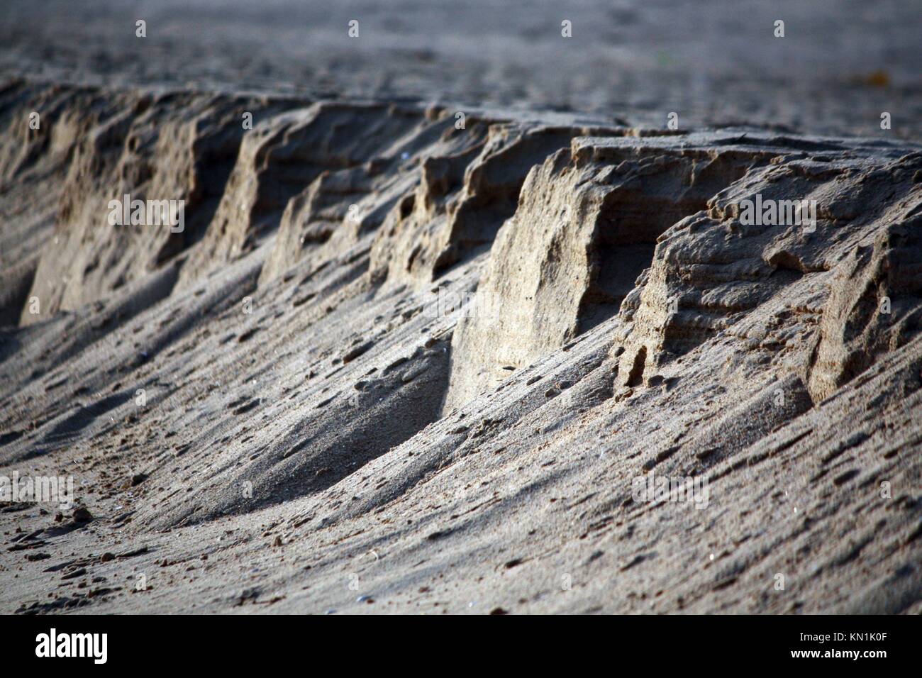 Blick auf einige Miniatur Sand Formationen ähnlich realen Größe Bergen. Stockfoto