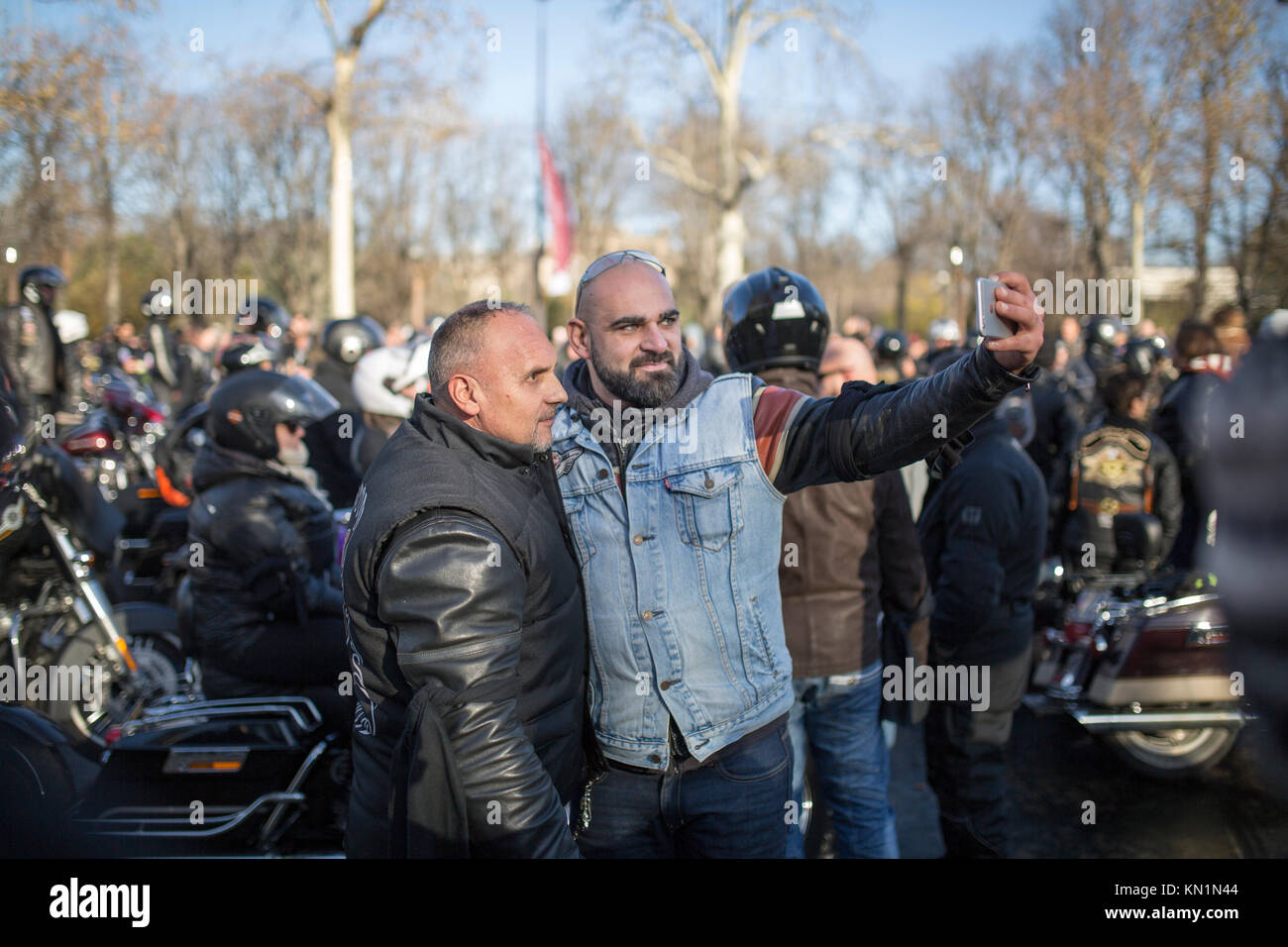 Beliebt zum Gedenken an den Tod des französischen Sänger Johnny Hallyday in Paris: 2 harte Biker einen selfie Stockfoto