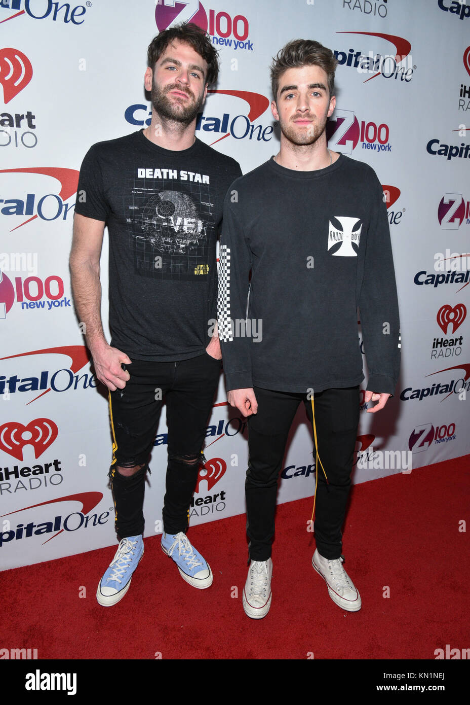 Andrew Taggart und Alex Pall des Chainsmokers nehmen an der Z 100 Jingle Ball 2017 Presse am 8. Dezember 2017 in New York City. Stockfoto