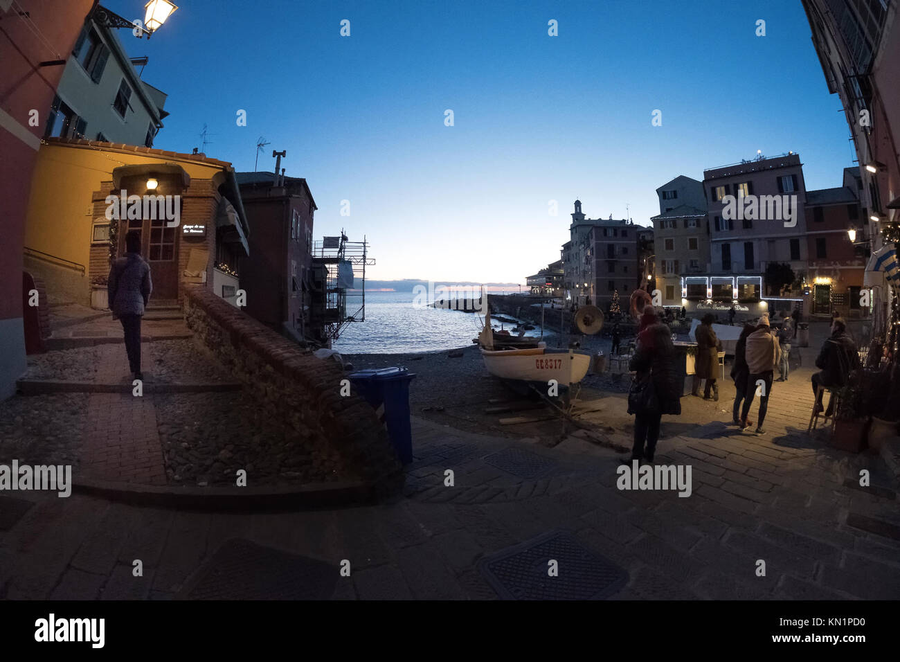 Genua, Italien - 09 Dezember: In Boccadasse, ein zauberhaftes Dorf in Genua, wo die Lichter an Weihnachten seine Schönheit und Besonderheit noch suggestiv. Ein Fischerdorf, dass alle seine Schönheit im Laufe der Zeit beibehalten hat. Am 09. Dezember 2017 in Genua, Italien. Wie dieses Bild: Bitte kontaktieren Sie uns via e-mail an Awakeningve@gmai.com für Preise und des Urheberrechts. Zuerst nur verwenden, redaktionelle Verwendung nur, alle repros zu zahlen, keine Archivierung. Stockfoto