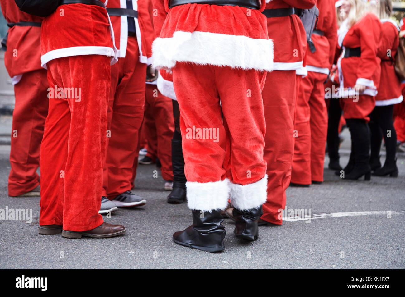 London, Großbritannien. 9. Dezember 2017. Die jährlichen London Santacon zieht Hunderte von Santas an Central London. Stockfoto