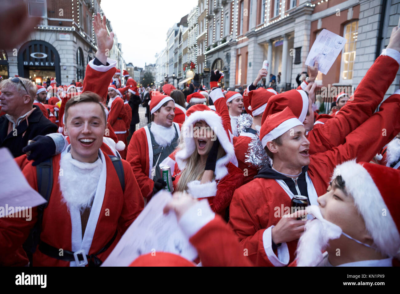 Covent Garden, London, UK. 9. Dezember 2017. Die jährlichen London Santacon zieht Hunderte von Santas an Central London. Weihnachten in Großbritannien. Stockfoto