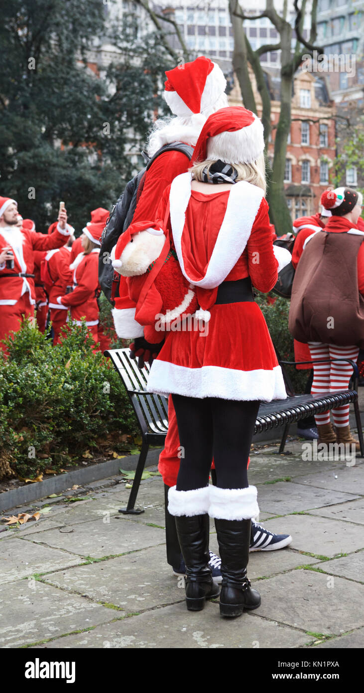 London, Großbritannien. 9. Dezember 2017. Die jährlichen London Santacon zieht Hunderte von Santas an Central London. Credit: Tony Farrugia/Alamy leben Nachrichten Stockfoto