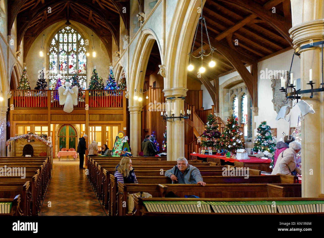 Münster, Warminster, Wiltshire, UK. 9. Dezember 2017. Das Münster Kirche St. verweigern in der Church Street, Warminster, Wiltshire, ist mit 100 Weihnachtsbäume am 10. Jahrestag Christmas Tree Festival. © Andrew Harker/Alamy Leben Nachrichten geschmückt Stockfoto