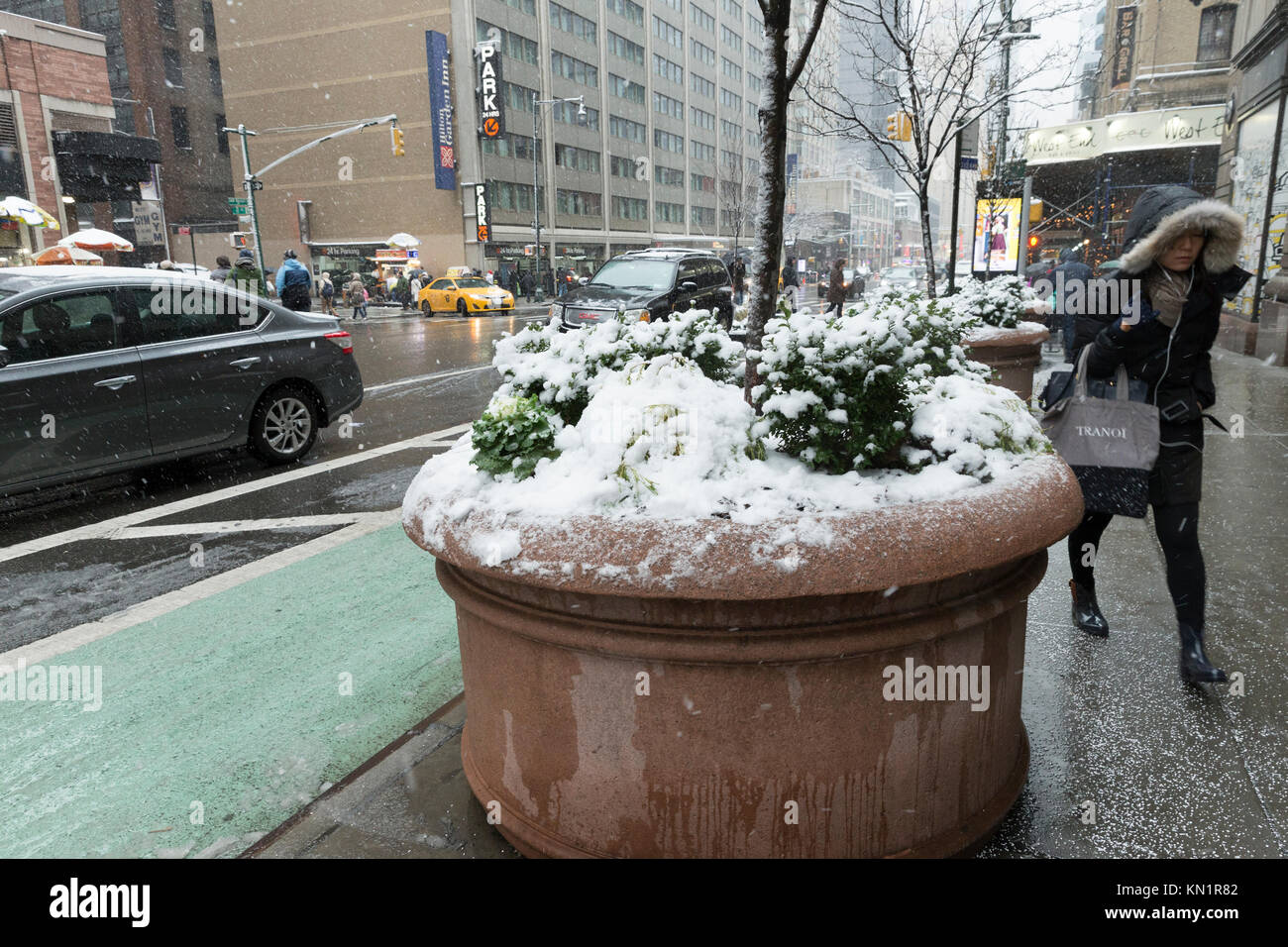 New York, NY - Dezember 9, 2017: Erster Schnee im Winter 2017 in New York umfasst 8. Avenue in Manhattan Credit: Lev radin/Alamy leben Nachrichten Stockfoto