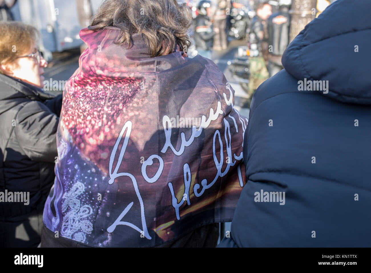 Beliebt zum Gedenken an den Tod des französischen Sänger Johnny Hallyday in Paris: Johnny Hallyday Lüfter mit einem beflockt Tissu Stockfoto