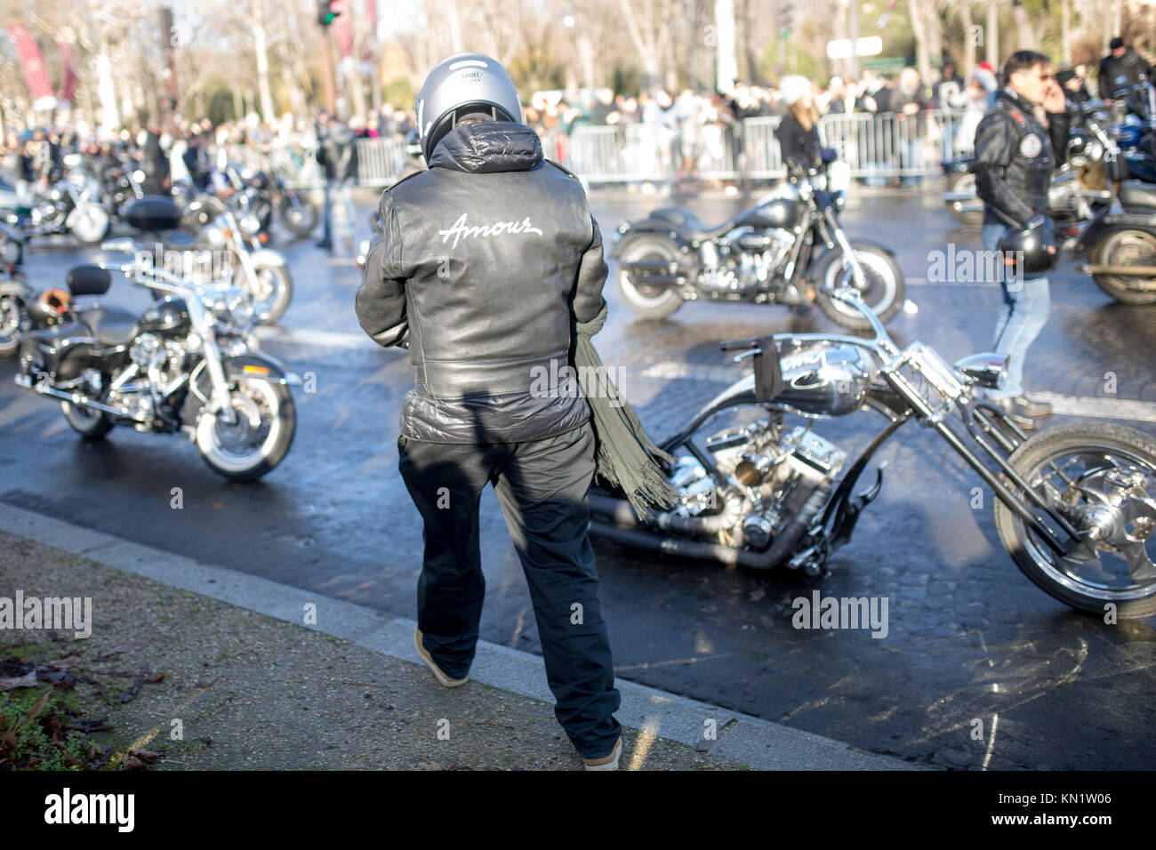 Beliebt zum Gedenken an den Tod des französischen Sänger Johnny Hallyday in Paris: Liebe amour auf ein Leder Biker bomber Stockfoto