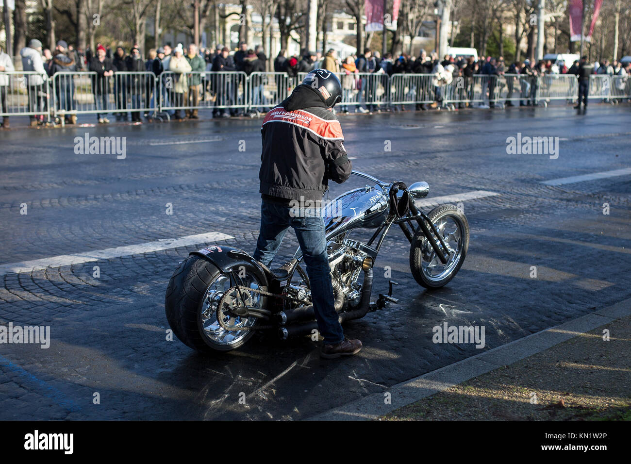 Beliebt zum Gedenken an den Tod des französischen Sänger Johnny Hallyday in Paris: Biker auf einem schönen original Bike Stockfoto