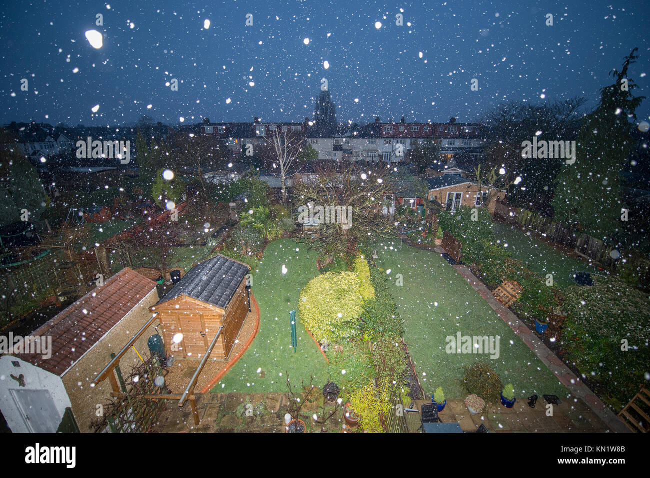 Merton, London, UK. 10. Dezember, 2017. Morgen Schnee auf nassem Boden in South West London als dawn Breaks, lokal der erste Schnee im Winter 2017 zu fallen. Credit: Malcolm Park/Alamy Leben Nachrichten. Stockfoto