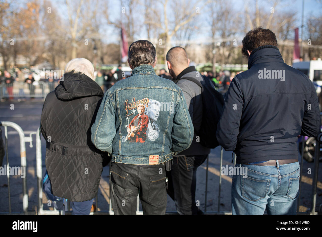 Beliebt zum Gedenken an den Tod des französischen Sänger Johnny Hallyday in Paris: Ventilatoren mit Scharen von Johnny Hallyday Jacke Stockfoto