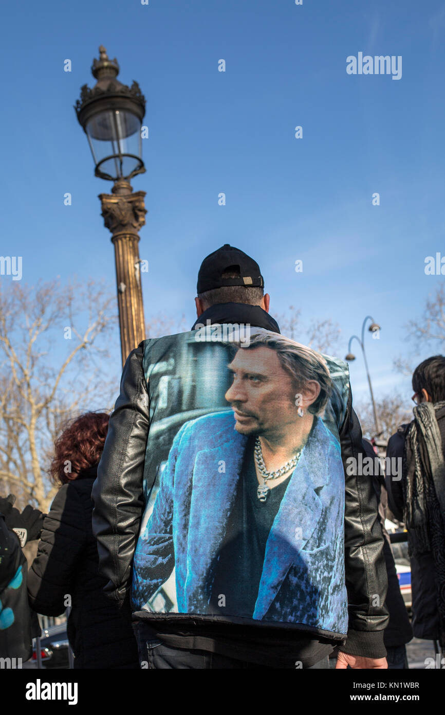 Beliebt zum Gedenken an den Tod des französischen Sänger Johnny Hallyday in Paris: Ventilatoren mit Scharen von Johnny Hallyday Jacke Stockfoto