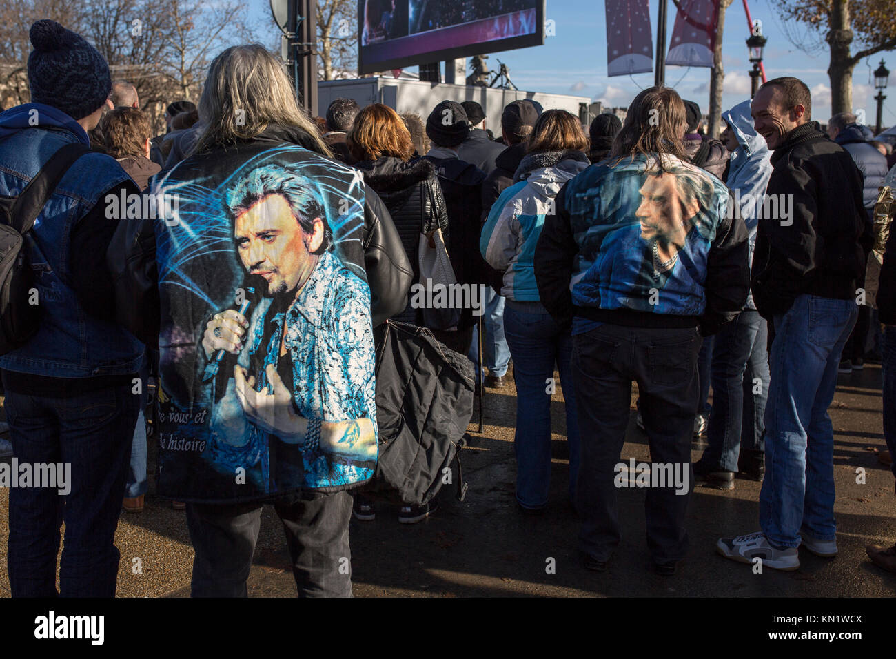 Beliebt zum Gedenken an den Tod des französischen Sänger Johnny Hallyday in Paris: Ventilatoren mit Scharen von Johnny Hallyday Jacke Stockfoto