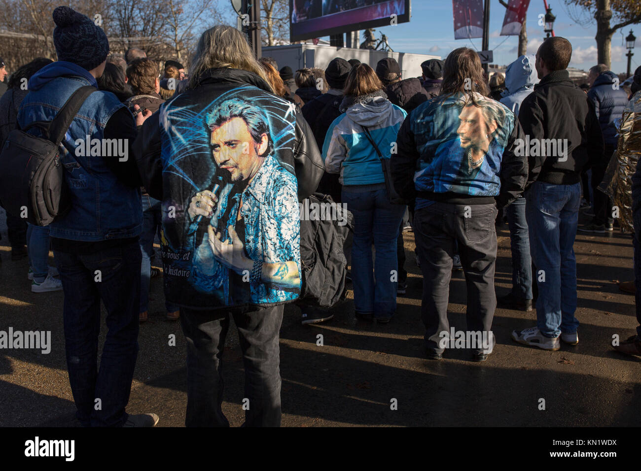 Beliebt zum Gedenken an den Tod des französischen Sänger Johnny Hallyday in Paris: Ventilatoren mit Scharen von Johnny Hallyday Jacke Stockfoto