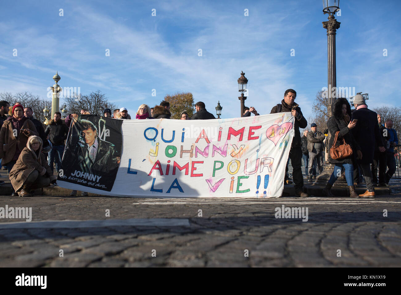 Beliebt zum Gedenken an den Tod des französischen Sänger Johnny Hallyday in Paris: Liebeserklärung auf einer Fahne, Johnny Hallyday, amour Stockfoto