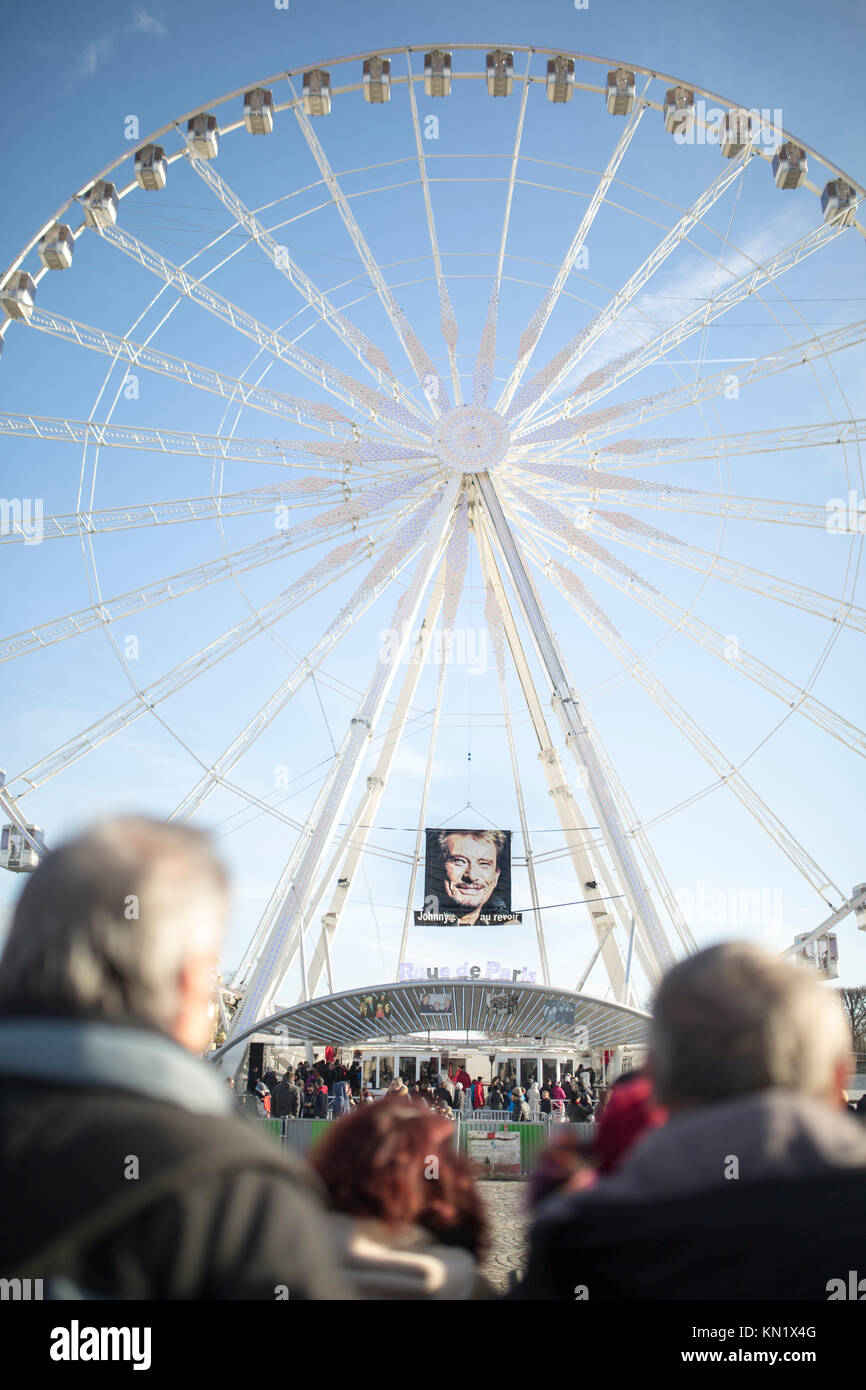 Beliebt zum Gedenken an den Tod des französischen Sänger Johnny Hallyday in Paris: Johnny Hallyday Gesicht auf dem Riesenrad auf La Concorde Stockfoto