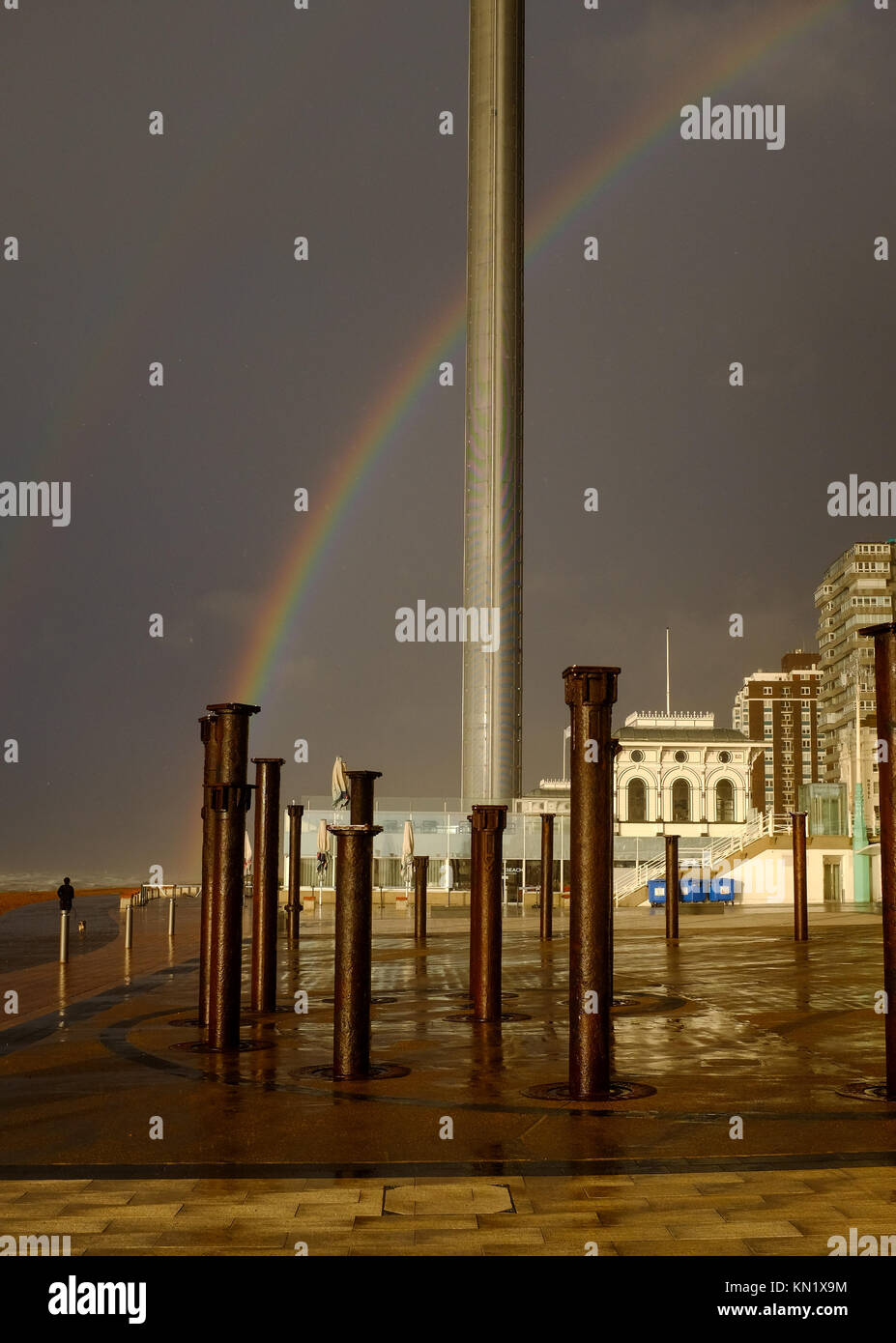 Brighton, UK. 10 Dez, 2017. Ein doppelter Regenbogen über Brighton Seafront heute Vormittag während einer Pause in der stürmischen Himmel wie starke Winde und Regen zerschlug die Südküste. Viele Teile Großbritanniens werden von schweren Schnee fällt heute geschlagen und mehr wird in den nächsten Tagen Kredit Prognose: Simon Dack/Alamy leben Nachrichten Stockfoto