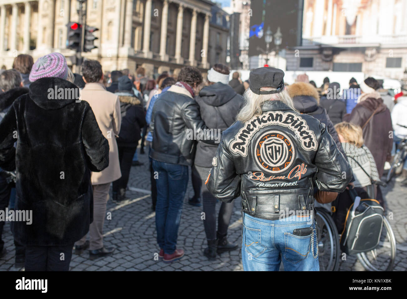Paris, Frankreich. 09 Dez, 2017. Beliebt zum Gedenken an den Tod des französischen Sänger Johnny Hallyday in Paris: Ein biker Trauer Credit: slaeinte/Alamy leben Nachrichten Stockfoto