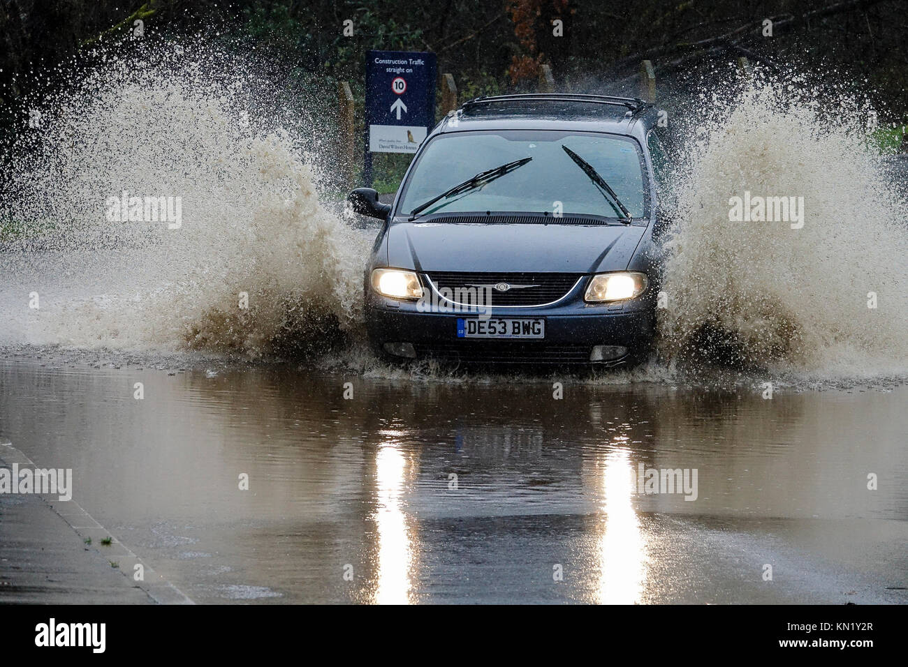 Sycamore Avenue, Godalming. 10. Dezember 2017. Eine intensive und schnelle Bewegungen Niederdruck Depression treffen im Süden von England am Morgen bringen Sturmwind und heftige Regenfälle. Überschwemmungen in Godalming, Surrey. Credit: James Jagger/Alamy leben Nachrichten Stockfoto