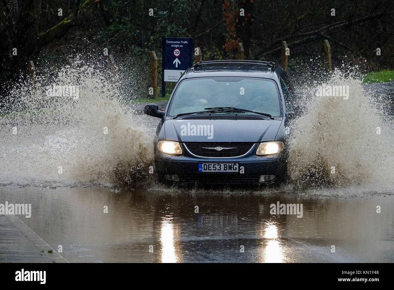 Sycamore Avenue, Godalming. 10. Dezember 2017. Eine intensive und schnelle Bewegungen Niederdruck Depression treffen im Süden von England am Morgen bringen Sturmwind und heftige Regenfälle. Überschwemmungen in Godalming, Surrey. Credit: James Jagger/Alamy leben Nachrichten Stockfoto