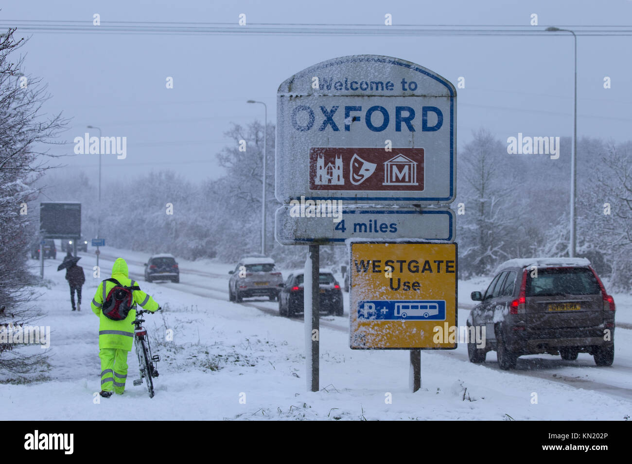 Willkommen bei Oxford mit Pendler im Schnee Stockfoto
