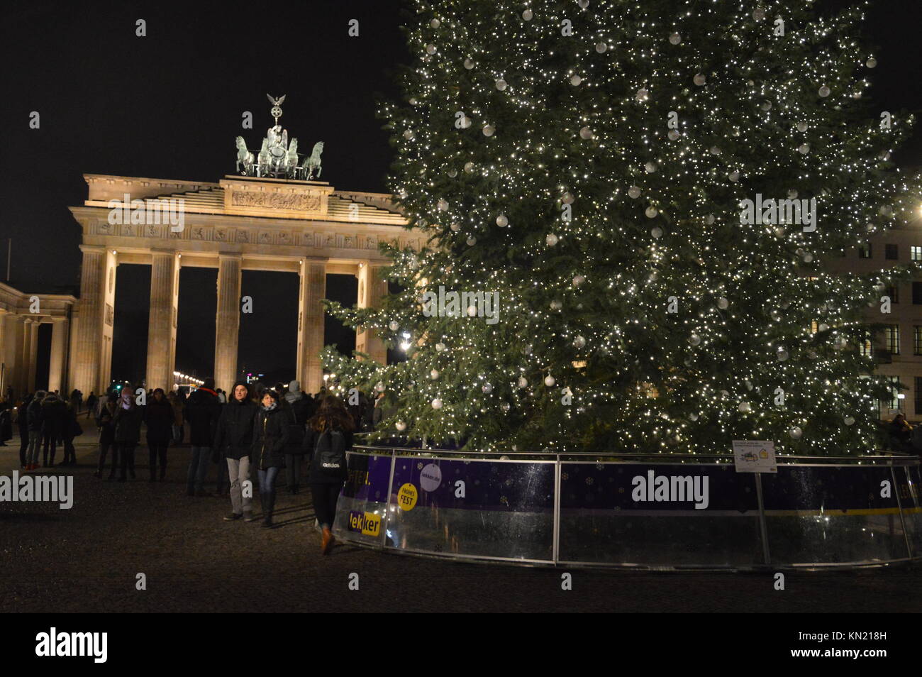 Weihnachtsbaum am Pariser Platz vor dem Brandenburger Tor in Berlin, Deutschland Stockfoto