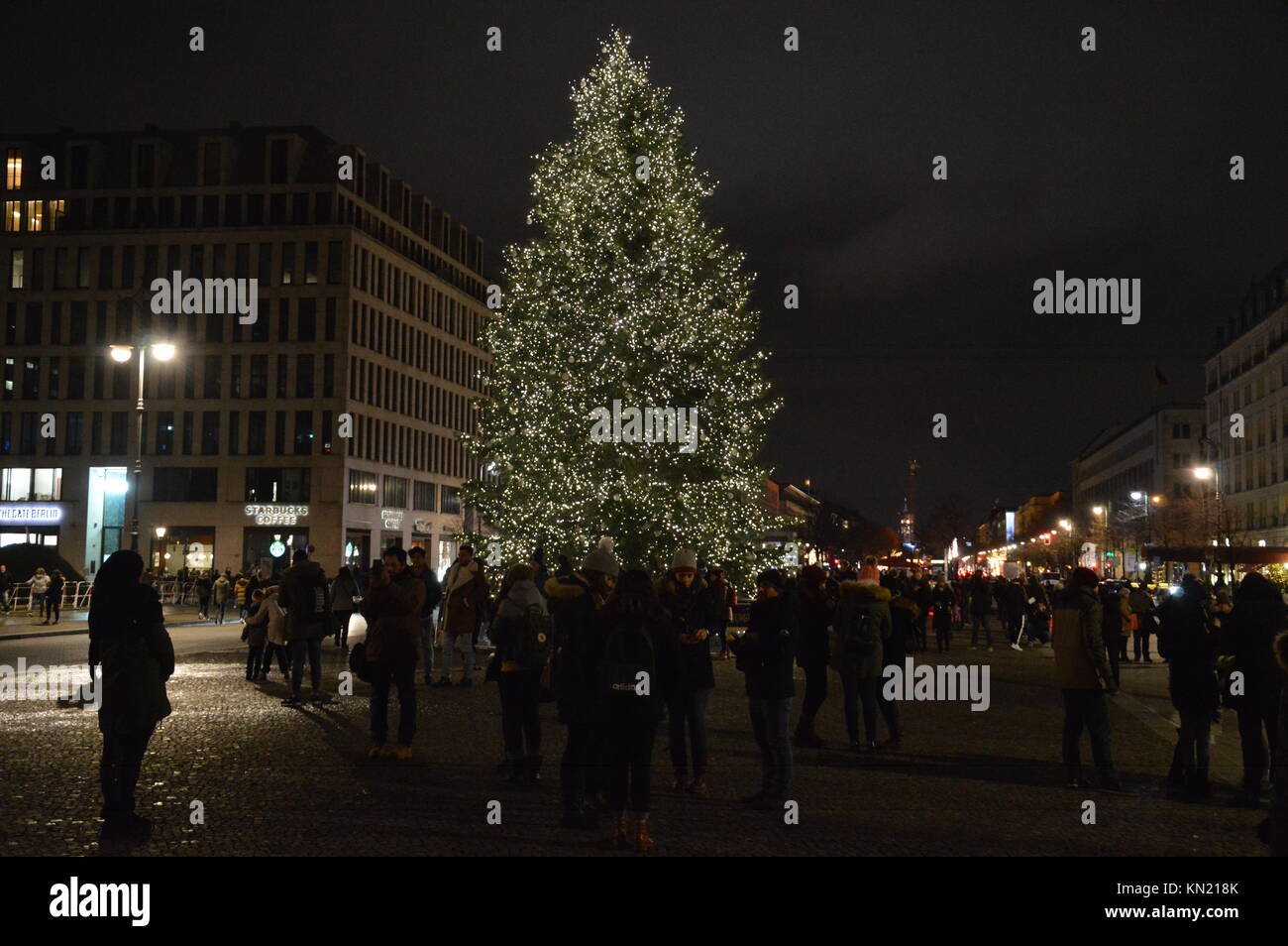 Berlin, Deutschland. 09 Dez, 2017. Weihnachtsbaum am Pariser Platz vor dem Brandenburger Tor in Berlin Credit: Markku Rainer Peltonen/Alamy leben Nachrichten Stockfoto