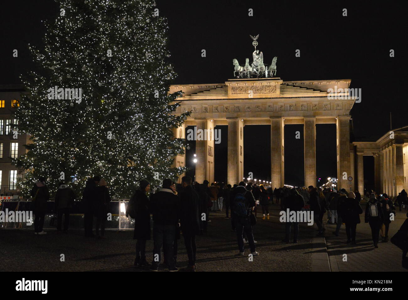 Weihnachtsbaum am Pariser Platz vor dem Brandenburger Tor in Berlin, Deutschland Stockfoto