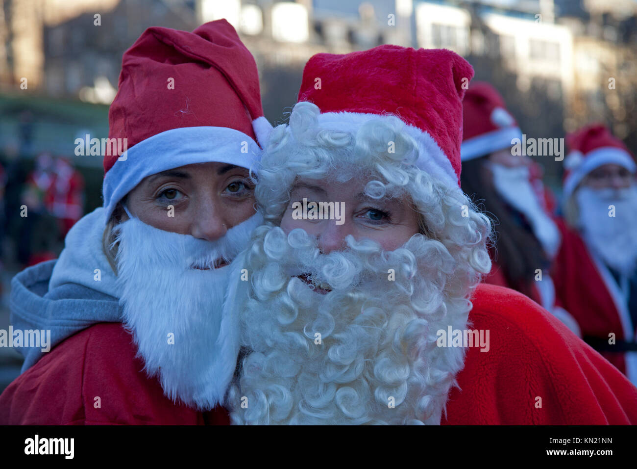 10. Dez. 2017. Edinburgh Santa Run, West Princes Street Gardens, Schottland, Großbritannien. Frost, an denen die Temperatur auf minus sechs über Nacht gefallen. Wenn ein Stern, Stockfoto 10. Dez. 2017. Edinburgh Santa Run, West Princes Street Gardens, Schottland, Großbritannien. Frost, an denen die Temperatur auf minus sechs über Nacht gefallen. Wenn ein Stern, Stockfoto