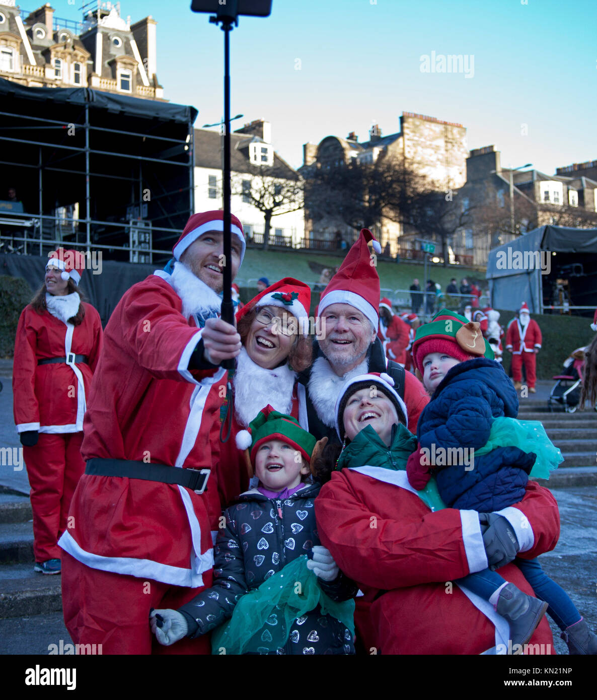 10. Dez. 2017. Edinburgh Santa Run, West Princes Street Gardens, Schottland, Großbritannien. Frost, an denen die Temperatur auf minus sechs über Nacht gefallen. Wenn ein Stern, Stockfoto 10. Dez. 2017. Edinburgh Santa Run, West Princes Street Gardens, Schottland, Großbritannien. Frost, an denen die Temperatur auf minus sechs über Nacht gefallen. Wenn ein Stern, Stockfoto