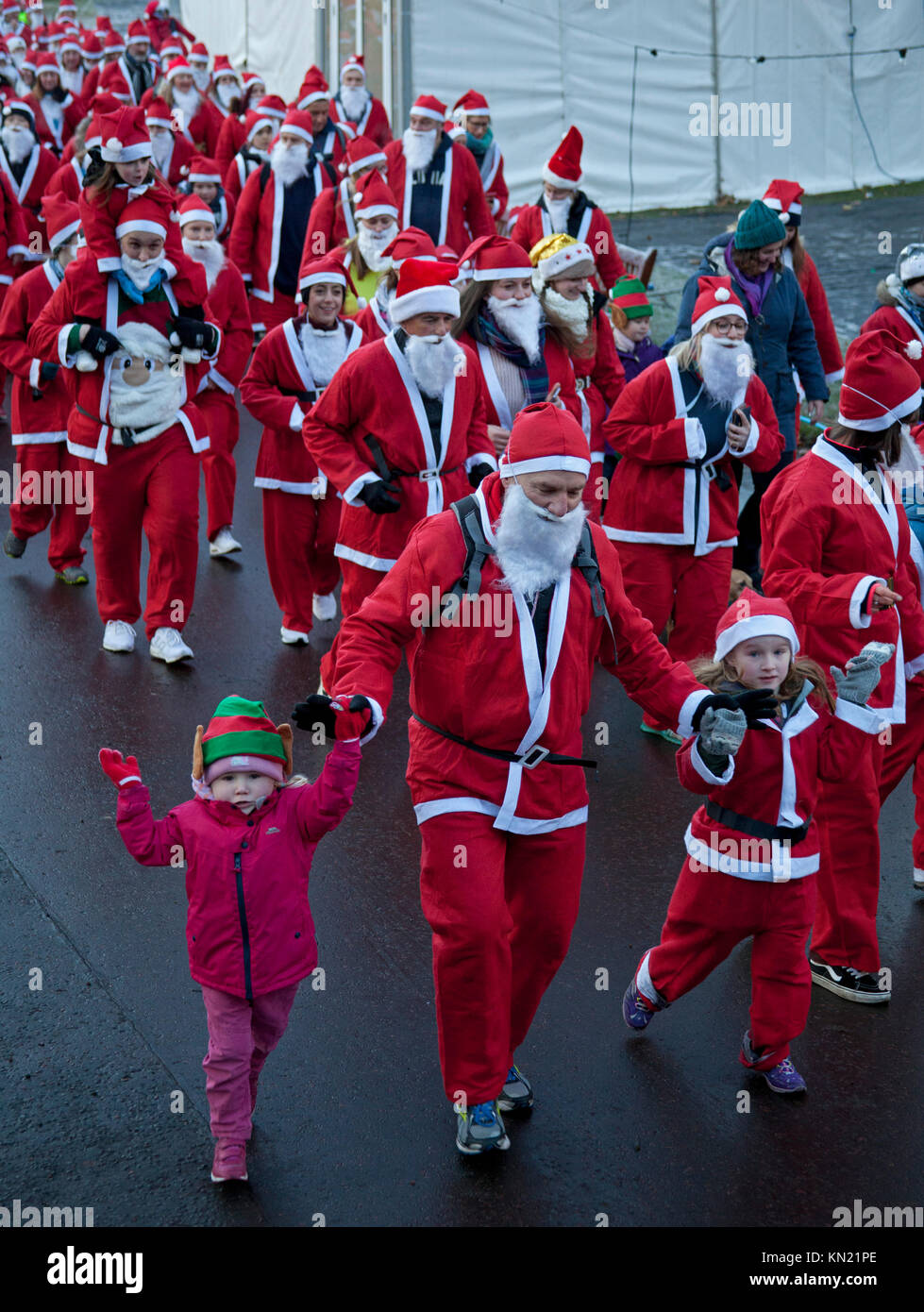 10. Dez. 2017. Edinburgh Santa Run, West Princes Street Gardens, Schottland, Großbritannien. Frost, an denen die Temperatur auf minus sechs über Nacht gefallen. Wenn ein Stern, Stockfoto