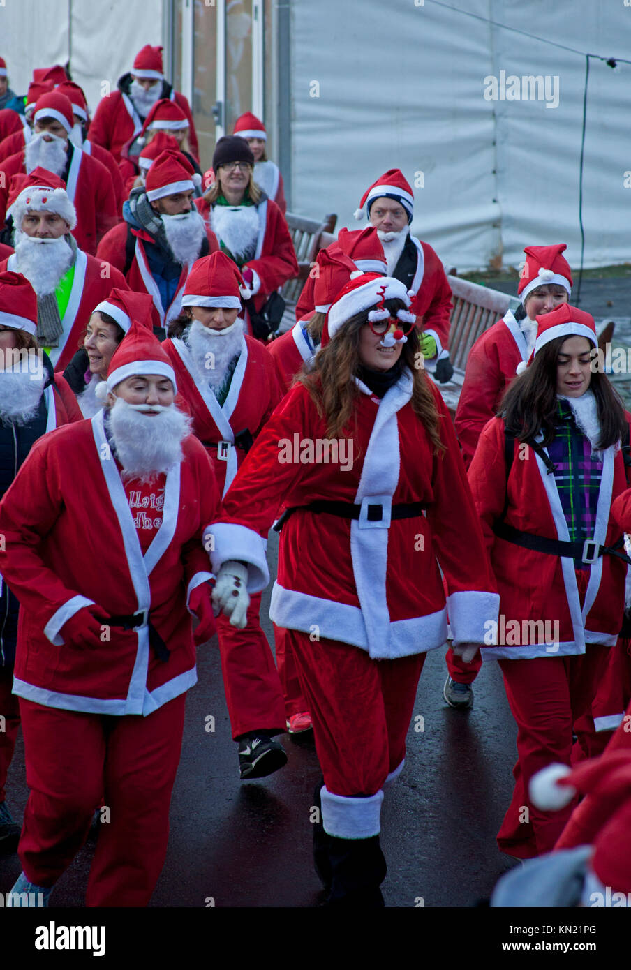 10. Dez. 2017. Edinburgh Santa Run, West Princes Street Gardens, Schottland, Großbritannien. Frost, an denen die Temperatur auf minus sechs über Nacht gefallen. Wenn ein Stern, Stockfoto 10. Dez. 2017. Edinburgh Santa Run, West Princes Street Gardens, Schottland, Großbritannien. Frost, an denen die Temperatur auf minus sechs über Nacht gefallen. Wenn ein Stern, Stockfoto