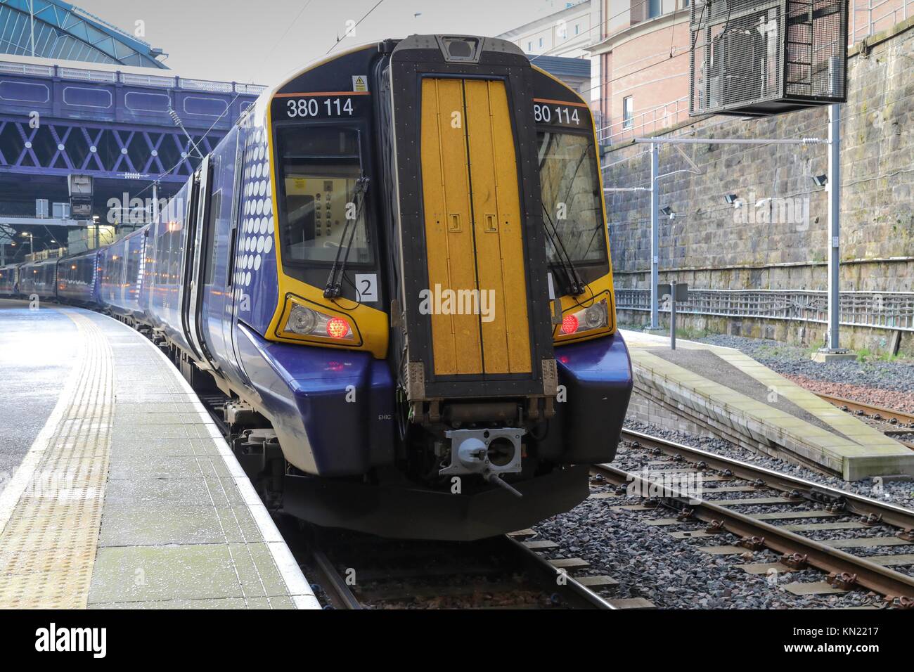 Glasgow Queen Street Station, Glasgow, Vereinigtes Königreich, am Sonntag, den 10. Dezember 2017. Scotrail begonnen haben eine elektrische Eisenbahn Service auf dem Edinburgh und Glasgow. Die Elektrifizierung Projekt für diese Linie, bekannt als EGIP - erlitten hat eine Reihe von Rückschläge und Verzögerungen, aber heute die ersten Passagiere, die Züge haben betrieben. Die neue Klasse 385 Züge, die bestellt wurden die Dienste laufen noch nicht fertig sind und als vorübergehende Maßnahme einige Klasse 380 elektrische Züge in Betrieb genommen wurden. Credit: Garry Cornes/Alamy leben Nachrichten Stockfoto