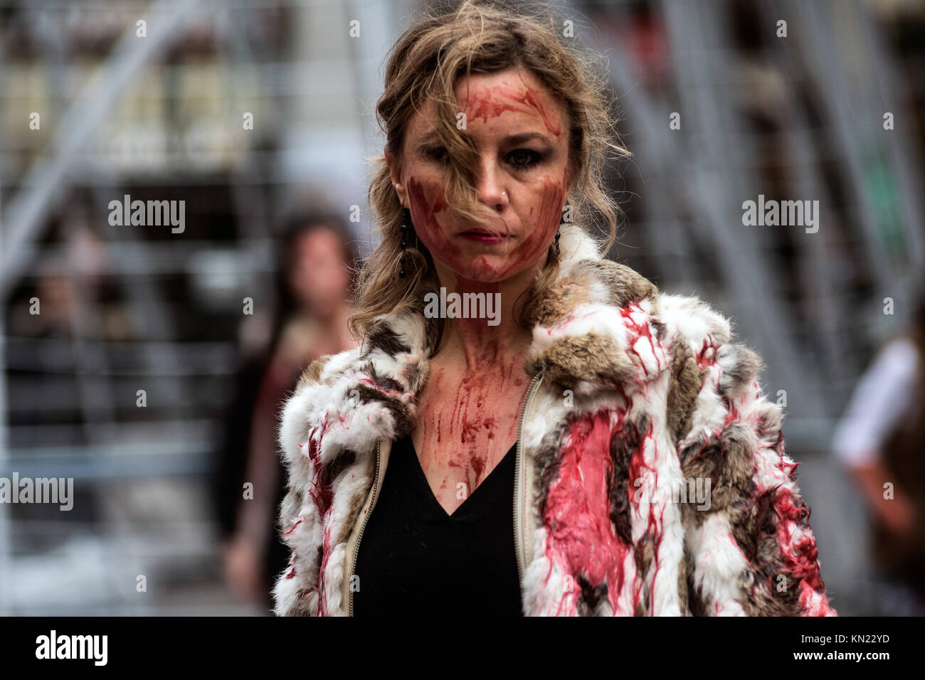 Madrid, Spanien. 10 Dez, 2017. Ein Aktivist der pro-tierrechtsgruppe "Gladiadores por la Paz" (Gladiatoren für Frieden) Durchführung einer Modenschau mit gefälschten Blut bedeckt, gegen die Verwendung von Tieren in der Pelzindustrie zu protestieren, und in Madrid, Spanien. Credit: Marcos del Mazo/Alamy leben Nachrichten Stockfoto