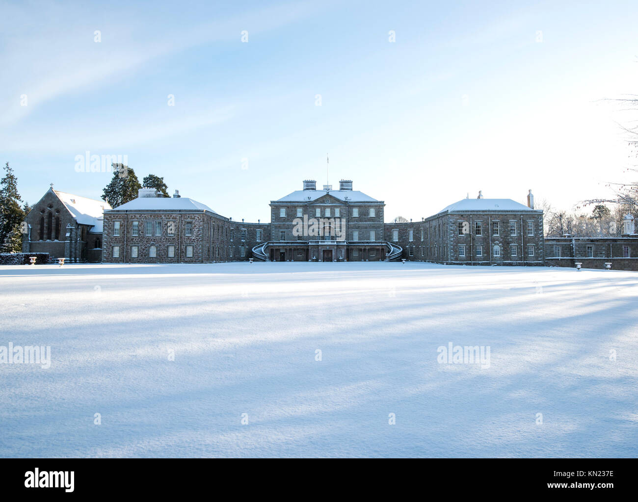 Haddo House, Aberdeenshire, Schottland, 10. Dezember 2017. Ein frischer Schnee und Temperaturen von -7 C und unten links ein weißer Teppich wie die Morgensonne schien durch die umliegenden Bäume. Credit: SO-Fotografie/Alamy leben Nachrichten Stockfoto