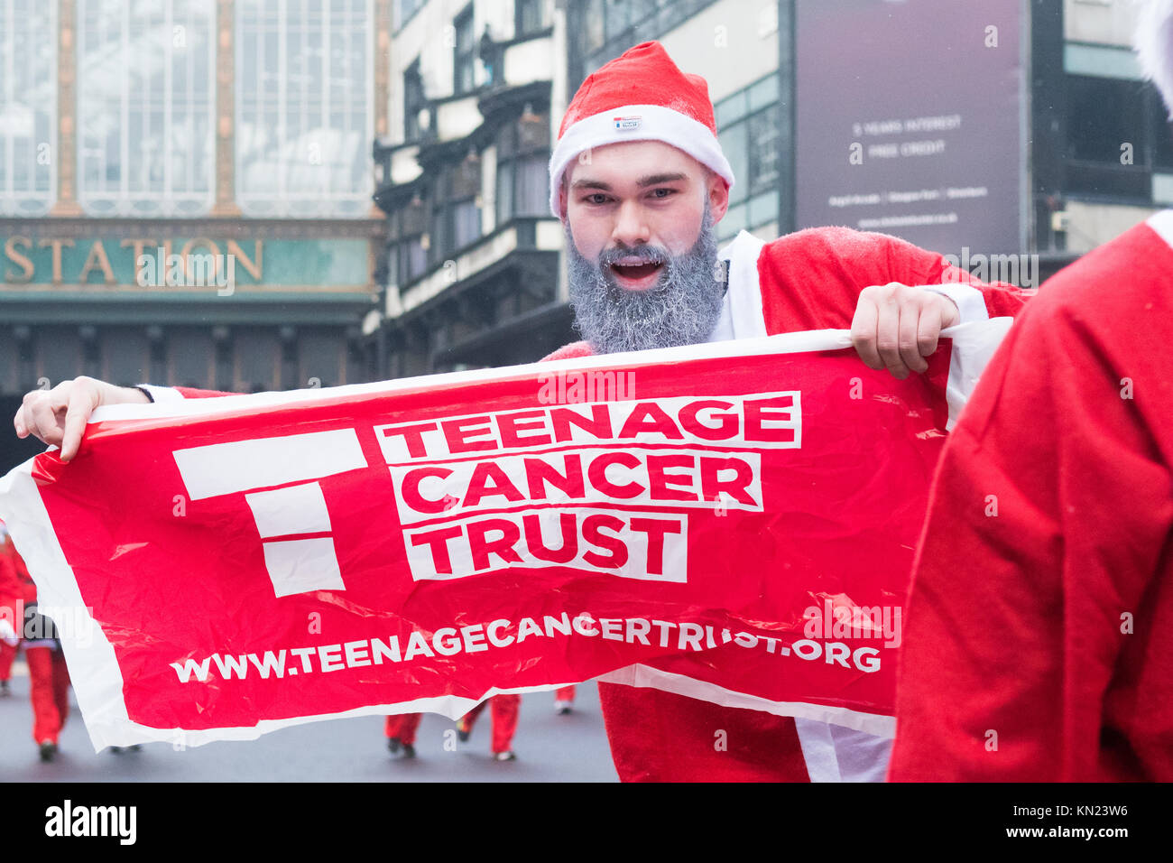 Glasgow, Schottland, Großbritannien - 10 Dezember 2017: Deutschland Wetter - Tausende Weihnachtsmänner brave Temperaturen weit unter Null an einem Bitterkalten Tag in Glasgow, Geld für die Liebe am Glasgow Santa Dash Credit: Kay Roxby/Alamy leben Nachrichten Stockfoto