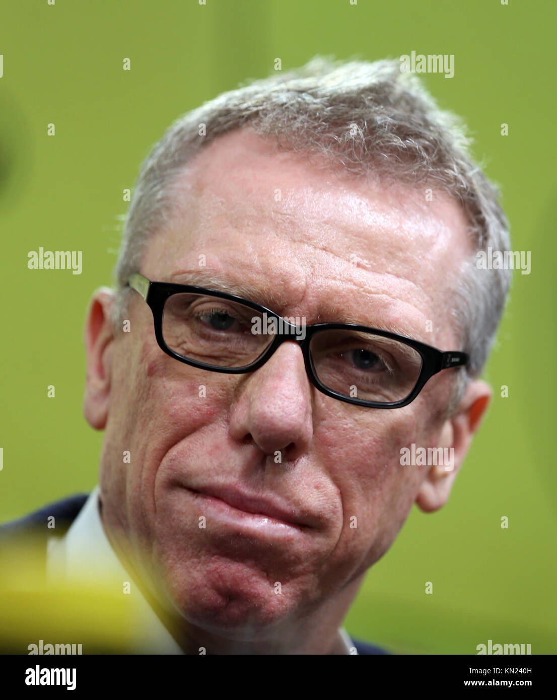 Dortmund, Deutschland. 10 Dez, 2017. Peter Stoger, neuer Leiter der Trainer von Borussia Dortmund, Zuhören, Fragen der Presse bei einer Pressekonferenz in Dortmund, Deutschland, 10. Dezember 2017. Credit: Ina Faßbender/dpa/Alamy leben Nachrichten Stockfoto