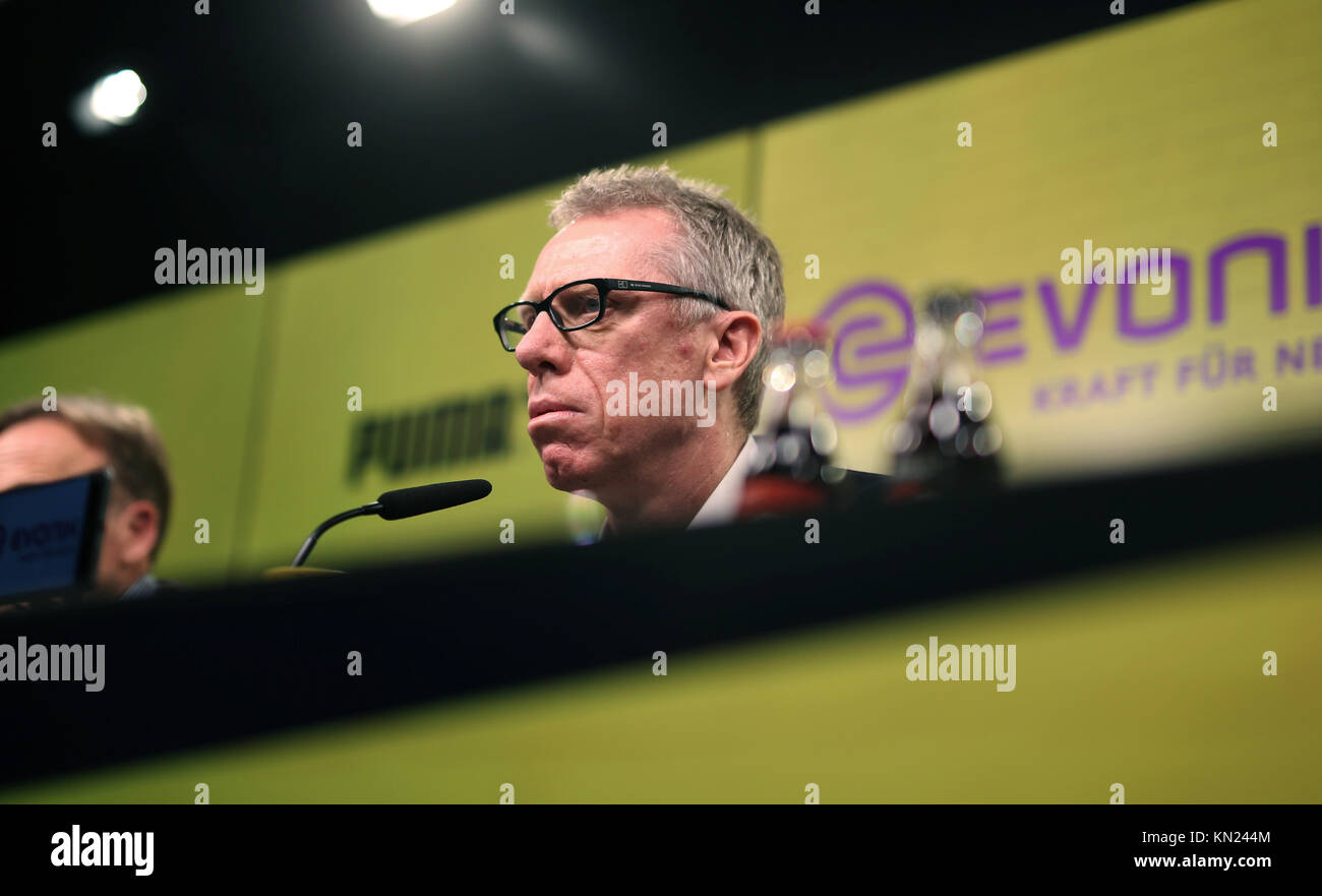 Dortmund, Deutschland. 10 Dez, 2017. Peter Stoger, neuer Leiter der Trainer von Borussia Dortmund, Zuhören, Fragen der Presse bei einer Pressekonferenz in Dortmund, Deutschland, 10. Dezember 2017. Credit: Ina Faßbender/dpa/Alamy leben Nachrichten Stockfoto