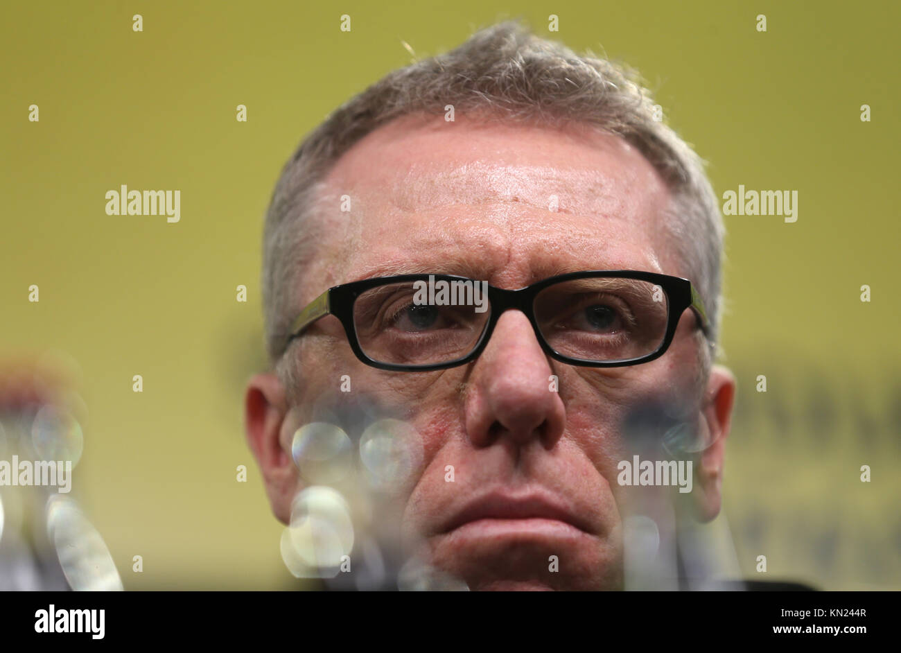 Dortmund, Deutschland. 10 Dez, 2017. Peter Stoger, neuer Leiter der Trainer von Borussia Dortmund, Zuhören, Fragen der Presse bei einer Pressekonferenz in Dortmund, Deutschland, 10. Dezember 2017. Credit: Ina Faßbender/dpa/Alamy leben Nachrichten Stockfoto