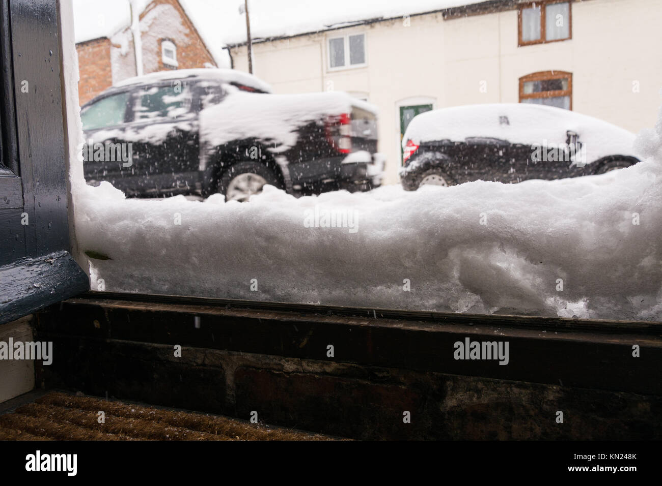 Der Schnee türmt sich direkt vor der Haustür im Schneesturm von Dezember 2017, Much Wenlock, Shropshire, Großbritannien. Stockfoto