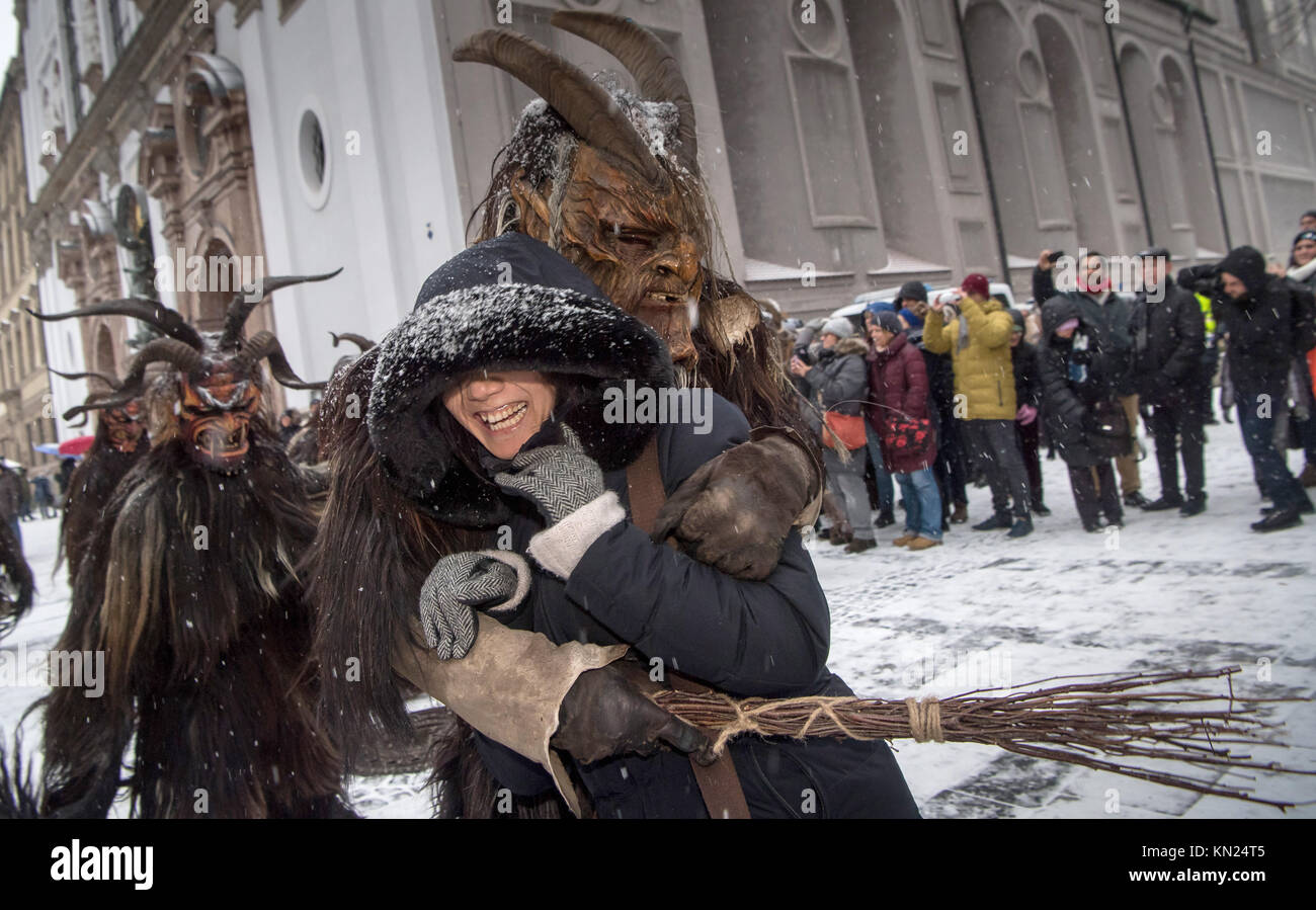 Крампусы в австрии. Крампус праздник в австрии. Крампус фестиваль австрия. Крампусы в австрии. Крампус фестиваль австрия.