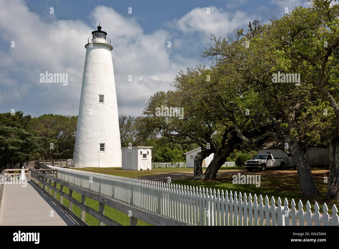 NC-01052-00... NORTH CAROLINA Ocracoke Island Leuchtturm auf der vorgelagerten Inseln in Cape Hatteras National Seashore. Stockfoto