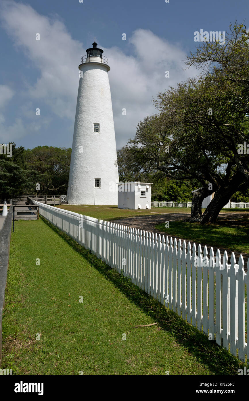 NC-01053-00... NORTH CAROLINA Ocracoke Island Leuchtturm auf der vorgelagerten Inseln in Cape Hatteras National Seashore. Stockfoto