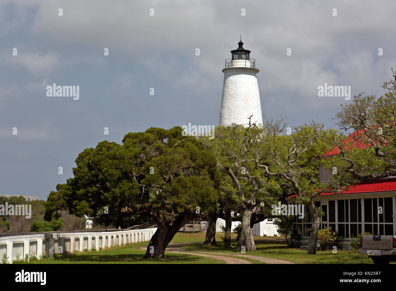NC-01054-00... NORTH CAROLINA Ocracoke Island Lighthouse und der Keeper Haus auf der vorgelagerten Inseln in Cape Hatteras National Seashore. Stockfoto