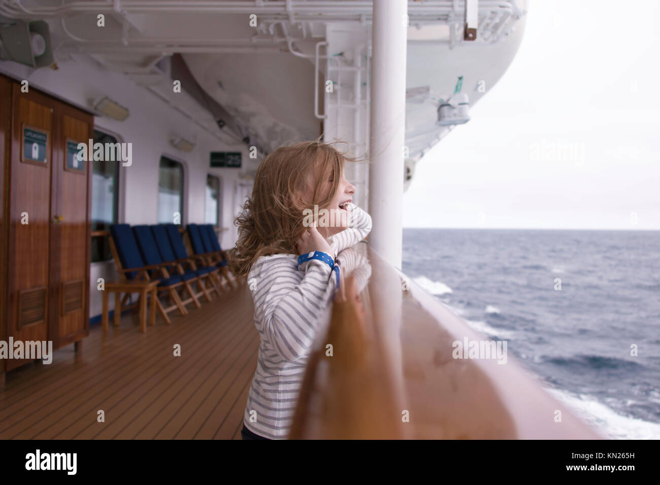 Happy girl auf dem Boot mit Wind durch Ihr Haar Stockfoto