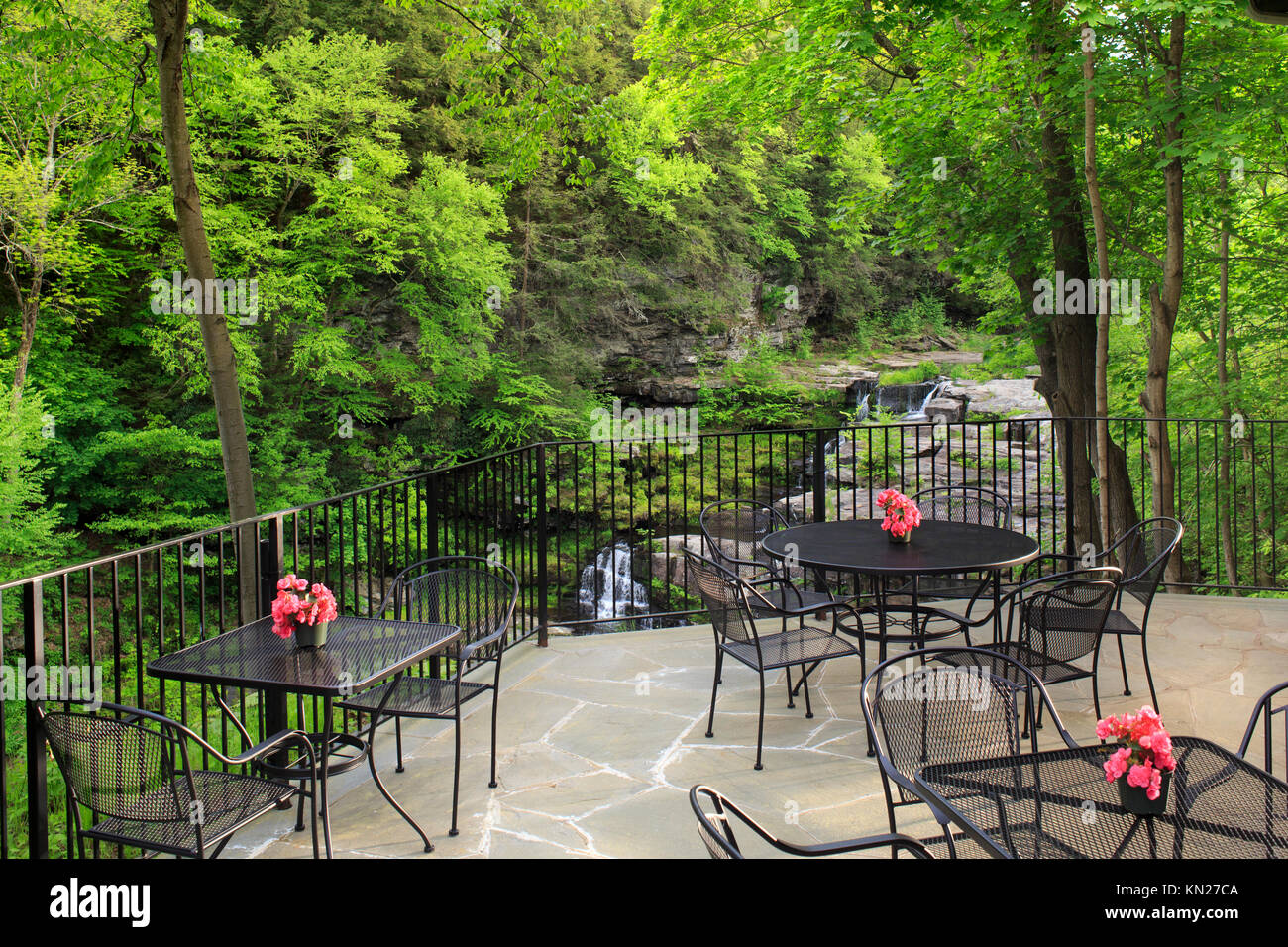 Terrasse mit Wasserfall zu sehen, die Silk Mill, Hawley, Pennsylvania Stockfoto